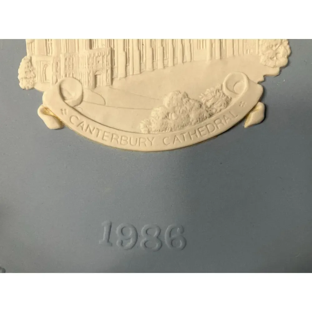 2 Blue Wedgwood Jasperware Christmas Plates 1970 & 1986 - Yellowing - Picture 3 of 9